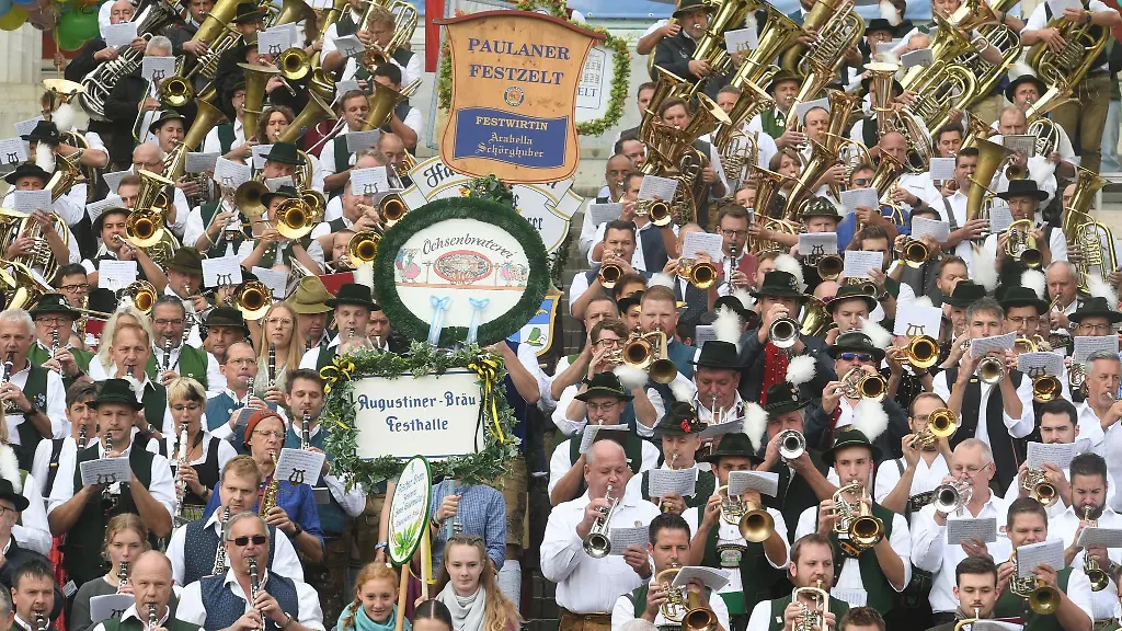 Musiker-stehen-beim-Platzkonzert-der-Wiesnwirte-auf-den-Stufen-der-Bavaria