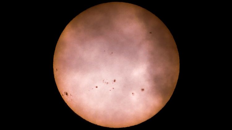 Die Sonnenflecken sind mit rund 4000 Grad etwas kälter als die umliegende Fläche mit etwa 6000 Grad.