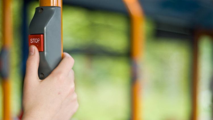 Die Fahrgäste glauben, den regulären Busfahrer vor sich zu haben.