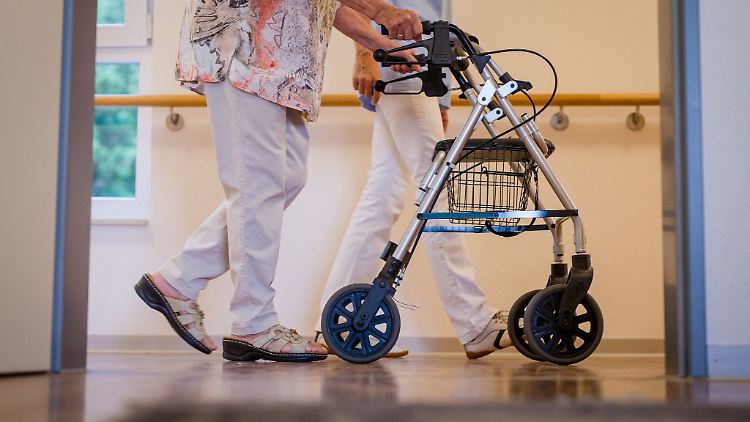 Die Pflege wird immer teurer, die Beitragssätze steigen.