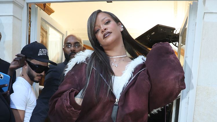 Hier hat sie noch relativ viel an, für ein Magazin-Cover trägt Rihanna aber fast nur Farbe.