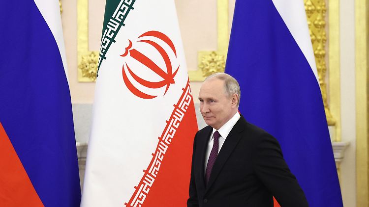 Im Dezember 2023 besuchte der damalige iranische Präsident Raisi Kremlchef Putin in Moskau.
