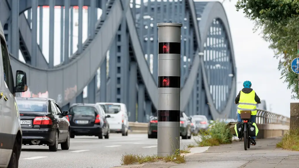 Ein-stationaerer-Blitzer-steht-am-Ende-der-Autobahn-A255-an-der-Neuen-Elbbruecke