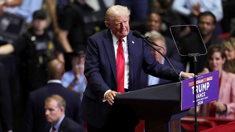 Bei einem Wahlkampfauftrit verunglimpfte Trump Harris als "dumm", als "verrückt" und als "radikalen linken Freak".