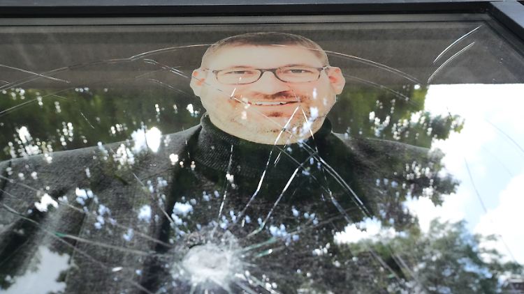 "Schüsse auf mein Konterfei und Parolen an der Hauswand sind kriminelle Handlungen, die mich zutiefst treffen und erschüttern", sagt Düsterhöft.