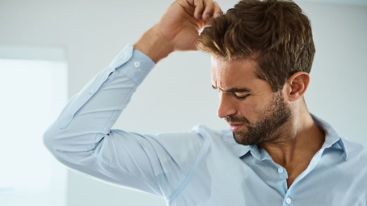 Schwitzen am Arbeitsplatz vermeiden: Es gibt effektive Strategien für ein sicheres Auftreten im Job.