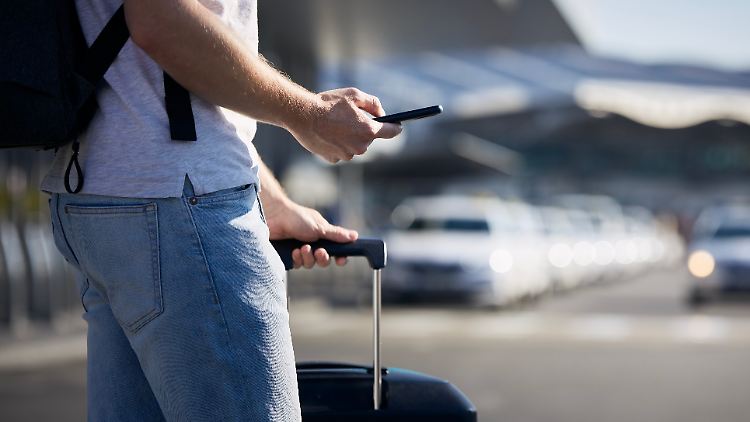 Technische Hilfsmittel wie AirTags oder Smarttags können helfen, verloren gegangene Koffer wiederzufinden.