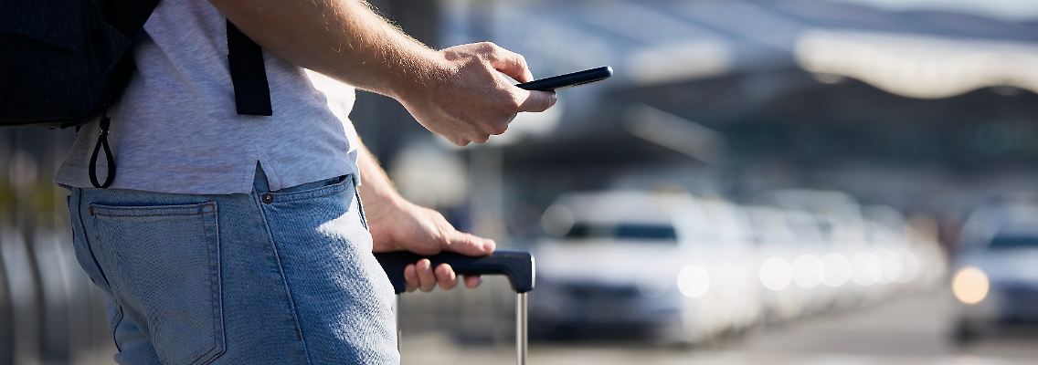 Technische Hilfsmittel wie AirTags oder Smarttags können helfen, verloren gegangene Koffer wiederzufinden.