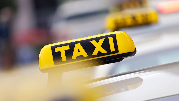 Ein Kellner beobachtete die Fahrt des Taxifahrers und konnte ihn stoppen.