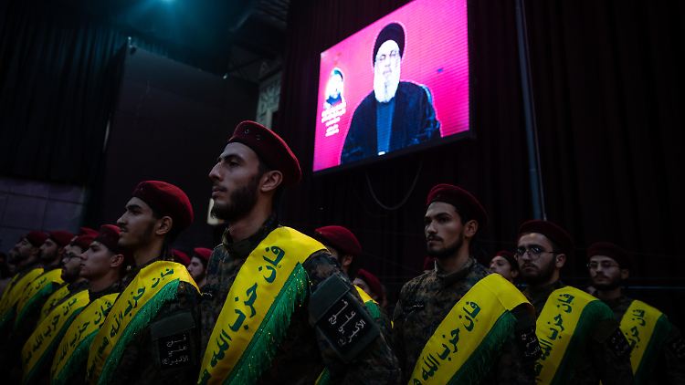 Ob die Schiitenmiliz Israel "allein oder im Rahmen einer vereinten Antwort der gesamten Achse" angreifen werde, lässt Nasrallah offen. 
