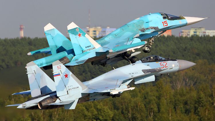 Eine Su-34 (oben) und eine Su-35 (unten) im Flug. 