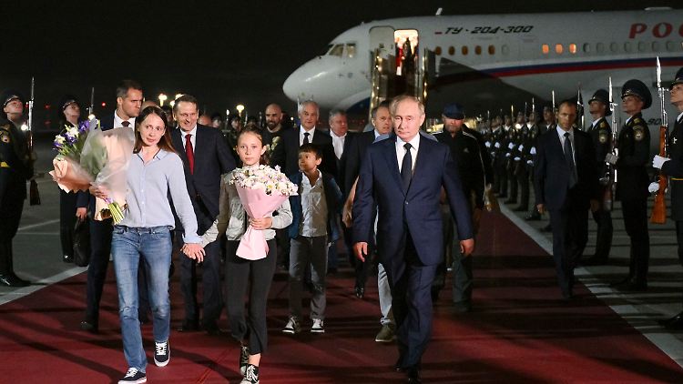 Kreml-Chef Putin nimmt die Dulzewas am Moskauer Flughafen in Empfang.