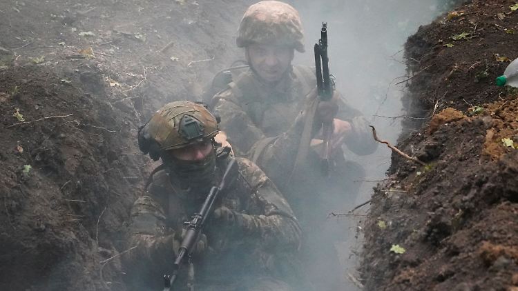 Ukrainische Soldaten in einem Schützengraben. 