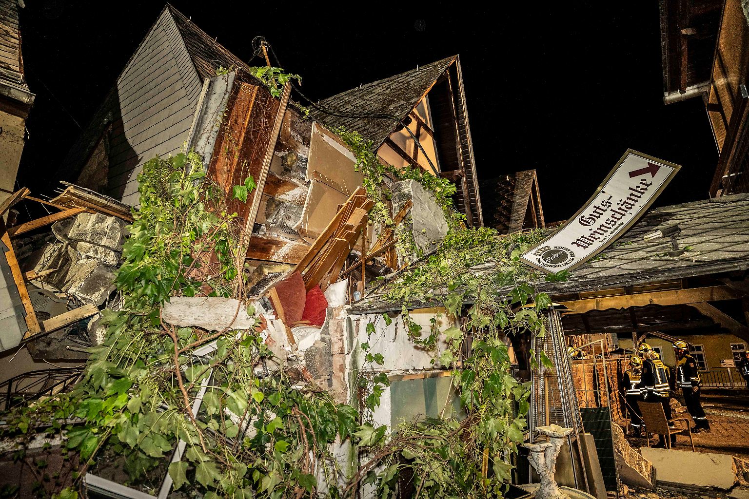 Es ist Dienstag gegen 23 Uhr, als ein Hotel im rheinland-pfälzischen Kröv mit einem lauten Krachen teilweise einstürzt.