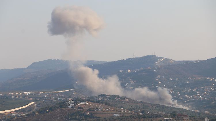 Rauch steigt nach israelischen Angriffen auf das Dorf Kfar Kila im Südlibanon am 6. August auf.