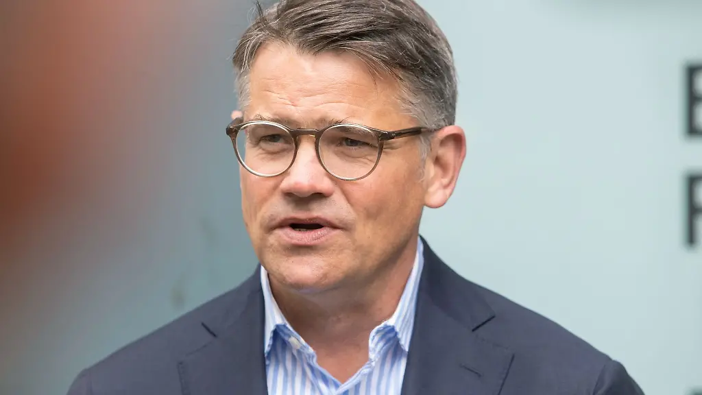 Boris-Rhein-CDU-Ministerpraesident-von-Hessen-spricht-nach-der-Abgabe-seiner-Stimme-per-Briefwahl-vor-dem-Wahlamt