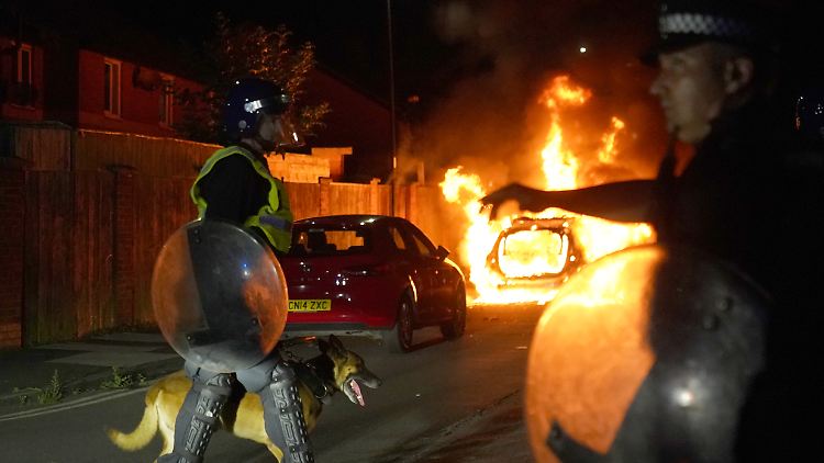 Ein Polizeiauto brennt. Auch in den Straßen von Hartlepool gibt es gewalttätige Proteste. 