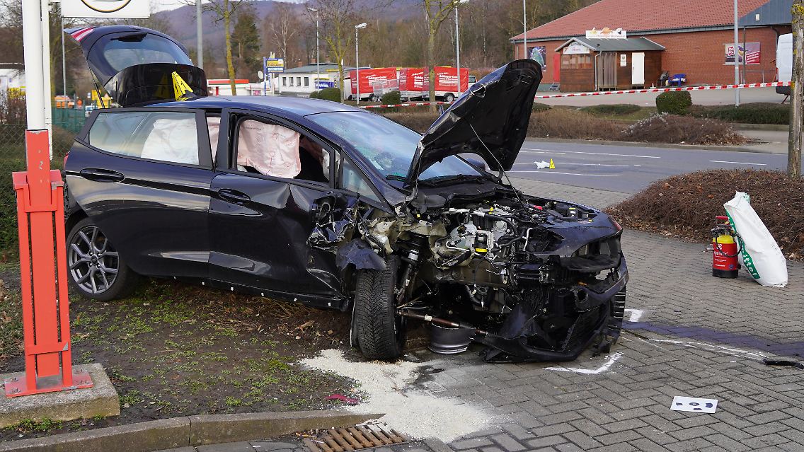 Auf der Flucht vor der Polizei verursachte der junge Mann einen schweren Autounfall.