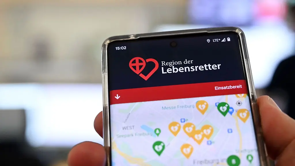 In-der-Integrierten-Leitstelle-Freiburg-Breisgau-Hochschwarzwald-wird-eine-Smartphone-App-gezeigt-mit-der-Betroffene-bei-einem-Herzstillstand-moeglichst-schnell-Hilfe-bekommen-sollen