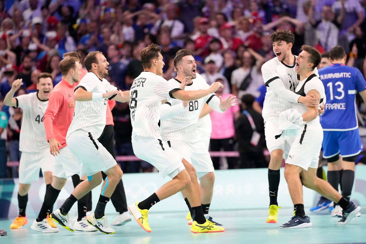 Die großen Bilder sind noch frisch: Bei den Olympischen Spielen von Paris stürmt die deutsche Handball-Nationalmannschaft nach dramatischen Siegen über ...