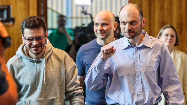 Ilja Jaschin (l-r), Andrej Piwowarow und Wladimir Kara-Mursa nach ihrer Ankunft in Deutschland.