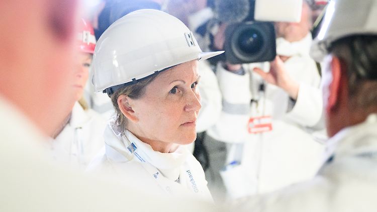 Umweltministerin Steffi Lemke steht unter Tage im Atommüllager Asse im Landkreis Wolfenbüttel.