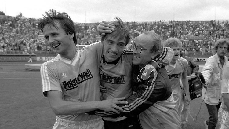 Torwart Dirk Drescher (Mitte) wird von Walter Oswald (li.) und Co-Trainer Erich Klamma (alle Bochum) gefeiert.