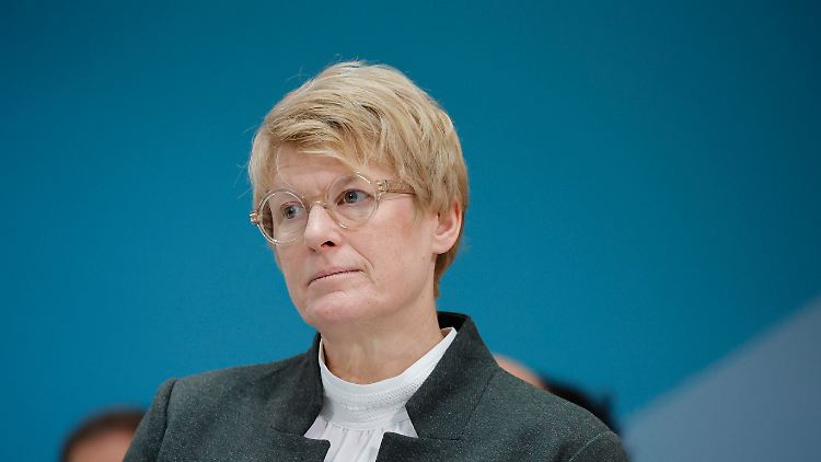 Sie hoffe, "dass die Regierung sich dazu durchringt, einen Haushalt zu verabschieden, der tatsächlich verfassungskonform ist und nicht wieder vor dem Bundesverfassungsgericht angefochten wird", so Grimm