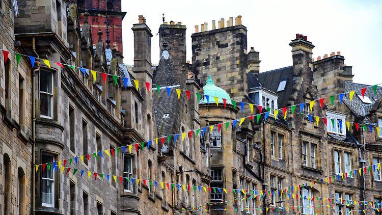 Bevor er ins Internat kam, hat Arthur in Edinburgh gelebt.