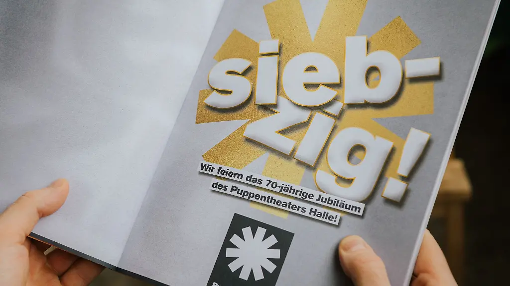 Ein-Flyer-verweist-auf-das-70-jaehrige-Jubilaeum-des-Puppentheaters-in-Halle-Das-Land-gibt-fuer-die-Feierlichkeiten-anlaesslich-des-70-Geburtstages-des-Puppentheaters-Halle-im-naechsten-Jahr-100-000-Euro