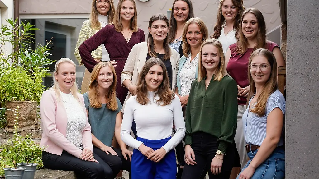 Die-Kandidatinnen-stehen-im-Hotel-Palatin-zusammen