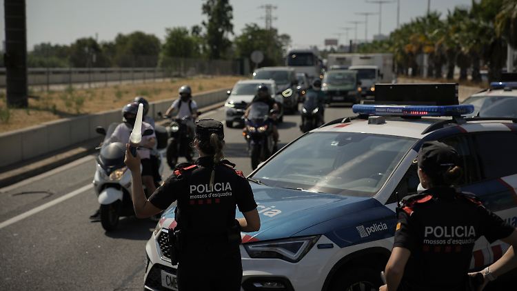 Motorräder und Autos wurden von der Polizei kontrolliert.