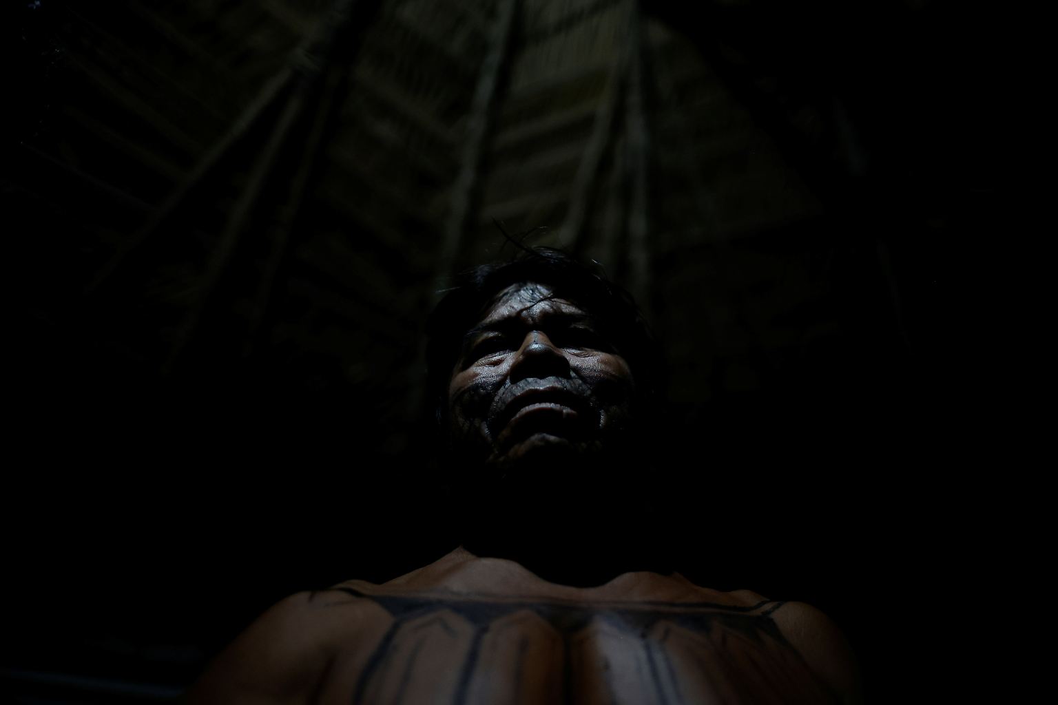 Fünfzig Munduruku-Krieger hacken sich mit Macheten durch das Unterholz des Amazonas-Regenwaldes. Dort übernehmen sie eine Aufgabe, um die sich eigentlich die brasilianische Regierung kümmern sollte: ...