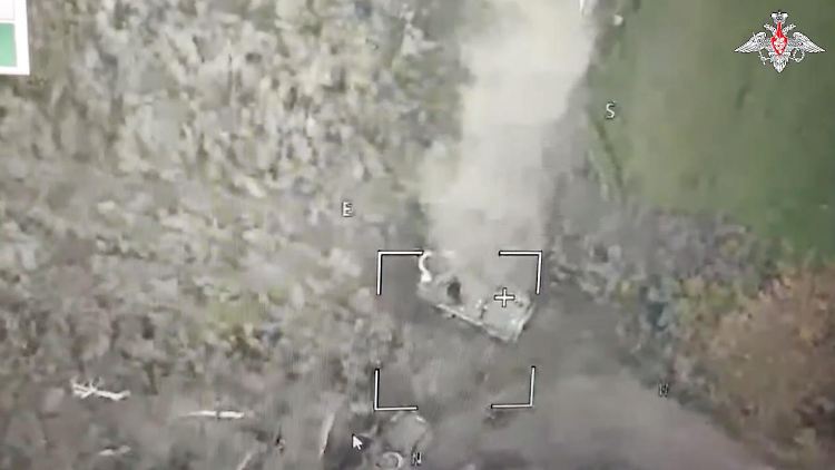 Vom russischen Verteidigungsministerium veröffentliche Bilder sollen Kämpfe in der Region Kursk zeigen.