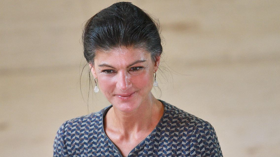 Wagenknecht und das BSW dringen auf ein rasches Ende des Krieges in der Ukraine. Von der früheren Bundesbeauftragten für die Stasi-Akten, Marianne Birthler, wird das Bündnis jedoch als Plattform für russische Propaganda in Deutschland eingestuft.
