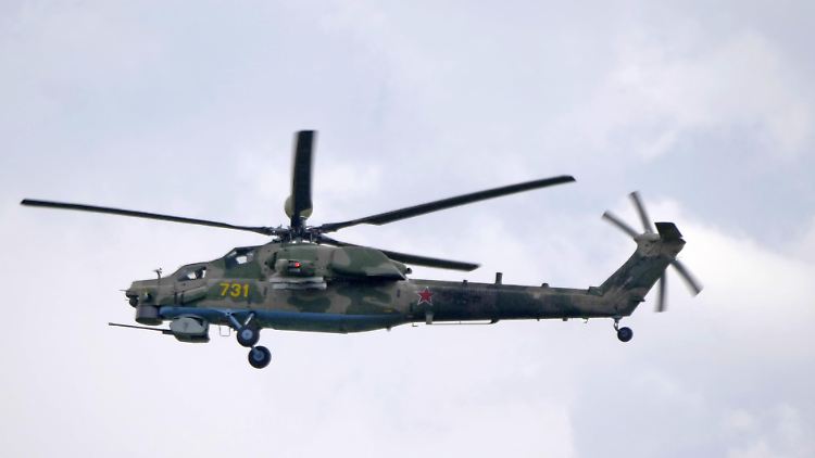 Ein russischer Hubschrauber vom Typ Mi-28 im Flug. 