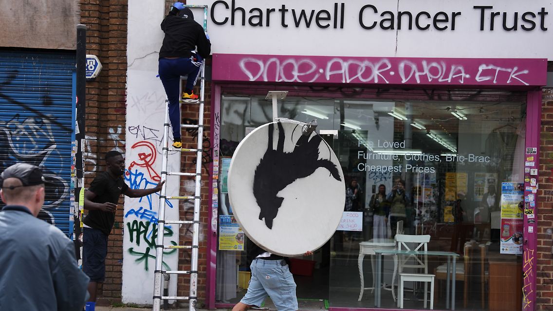 Da wird das Banksy-Werk einfach davongetragen.