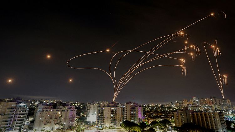 Der israelische Iron Dome fängt Geschosse aus dem Gazastreifen ab (Bild vom Oktober 2023).