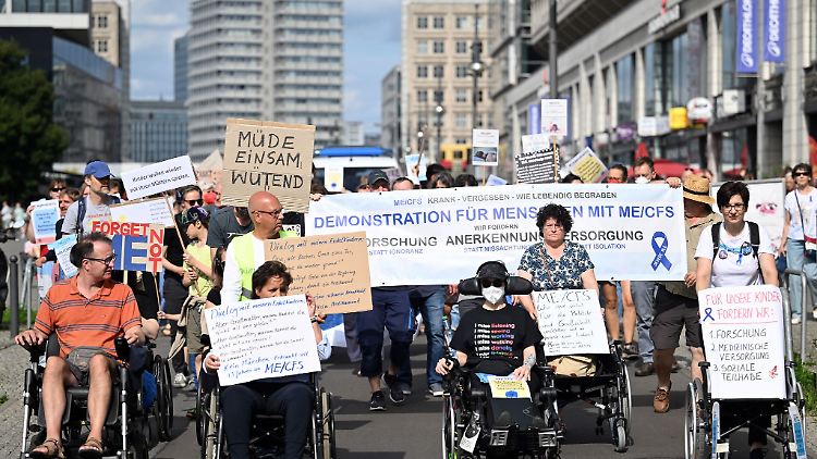 Mit Rollstühlen und auf dem Boden liegend demonstrierten im vergangenen Jahr Dutzende für die Sichtbarkeit von ME/CFS-Erkrankten.