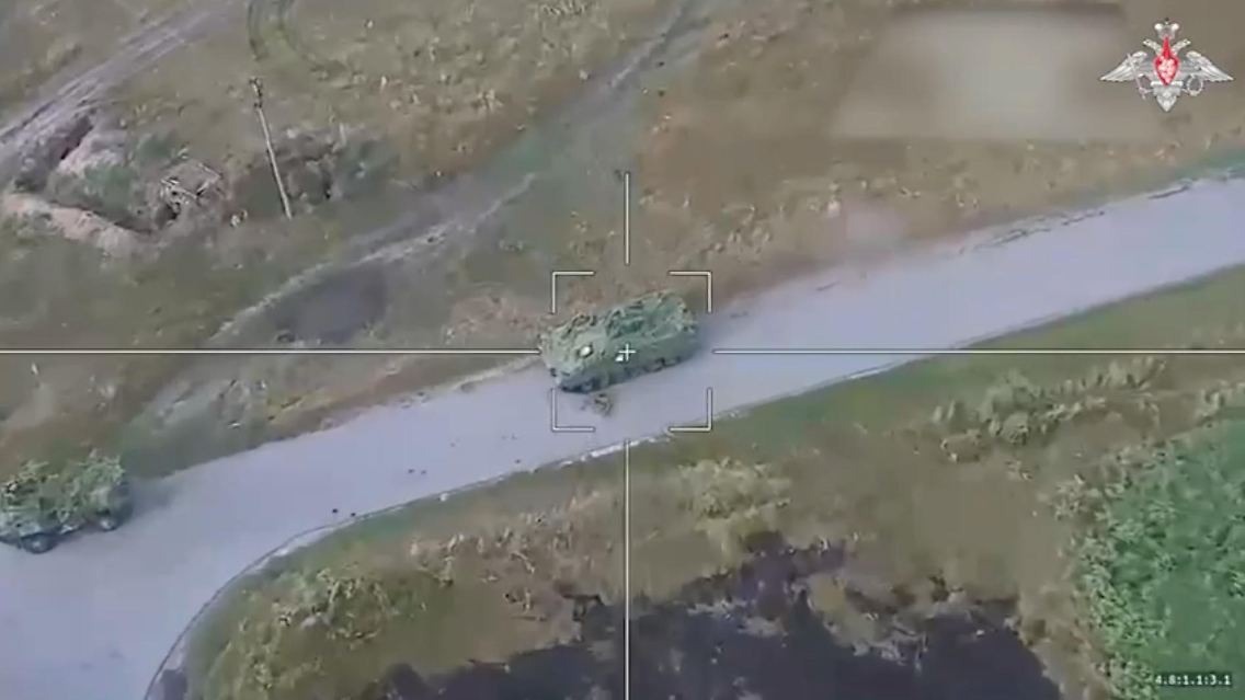 Der Bildschirmausschnitt aus einem vom russischen Verteidigungsministerium veröffentlichten Video soll einen Raketenangriff auf die militärische Ausrüstung der ukrainischen Streitkräfte im Grenzgebiet in der Nähe der Oblast Kursk zeigen.