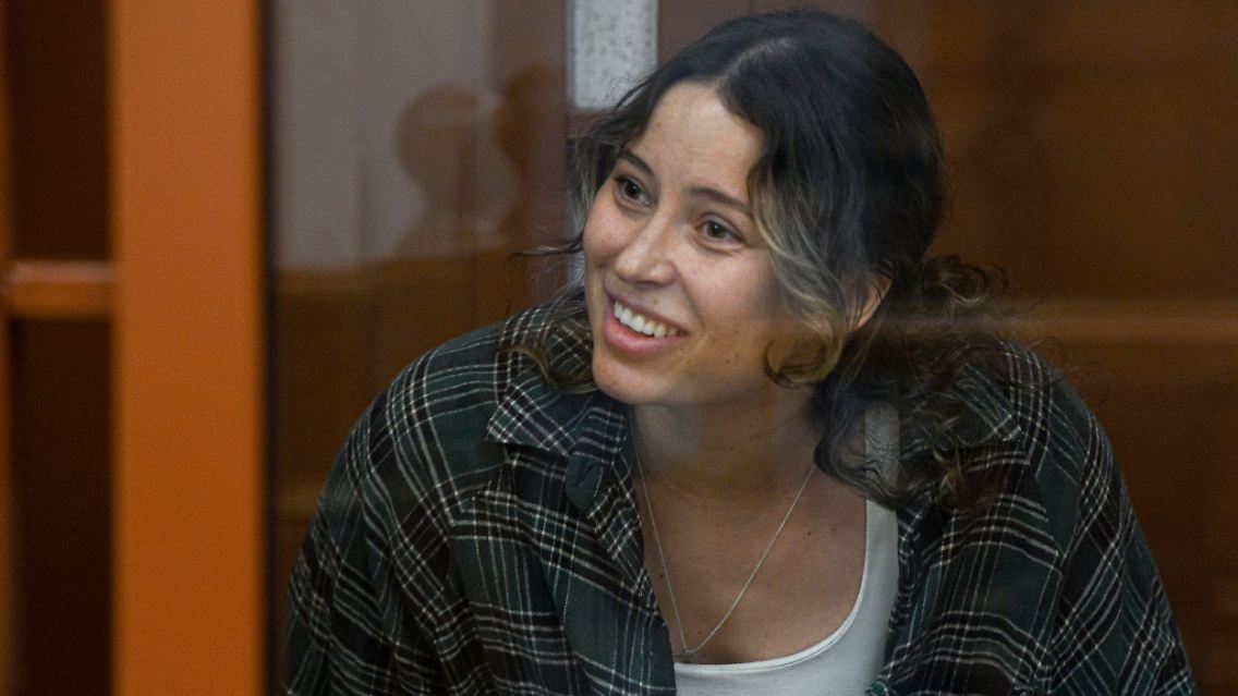 Ksenia Khavana sitzt im Käfig der Angeklagten in einem Gericht in Jekaterinburg.