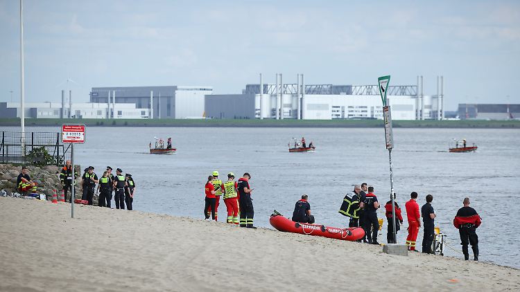 Rettungskräfte suchen in der Elbe nach dem Mädchen.