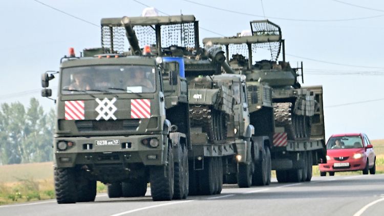 Ein russischer Militärtransport ist auf dem Weg nach  Sudscha.