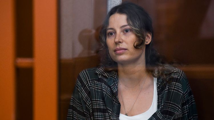 Ksenia Khavana sitzt im Käfig der Angeklagten in einem Gericht in Jekaterinburg. Hier wurde auch der US-Journalist Evan Gershkovich verurteilt.