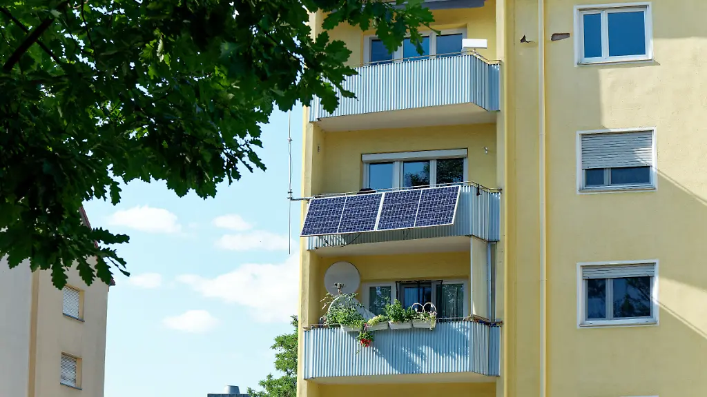 Ein-Balkonkraftwerk-kaufen-und-so-die-Stromrechnung-druecken-und-einen-Beitrag-zur-Energiewende-leisten-das-ist-der-Wunsch-vieler-Menschen-Allerdings-sollten-vor-und-auch-beim-Kauf-einige-Dinge-beachtet-werden