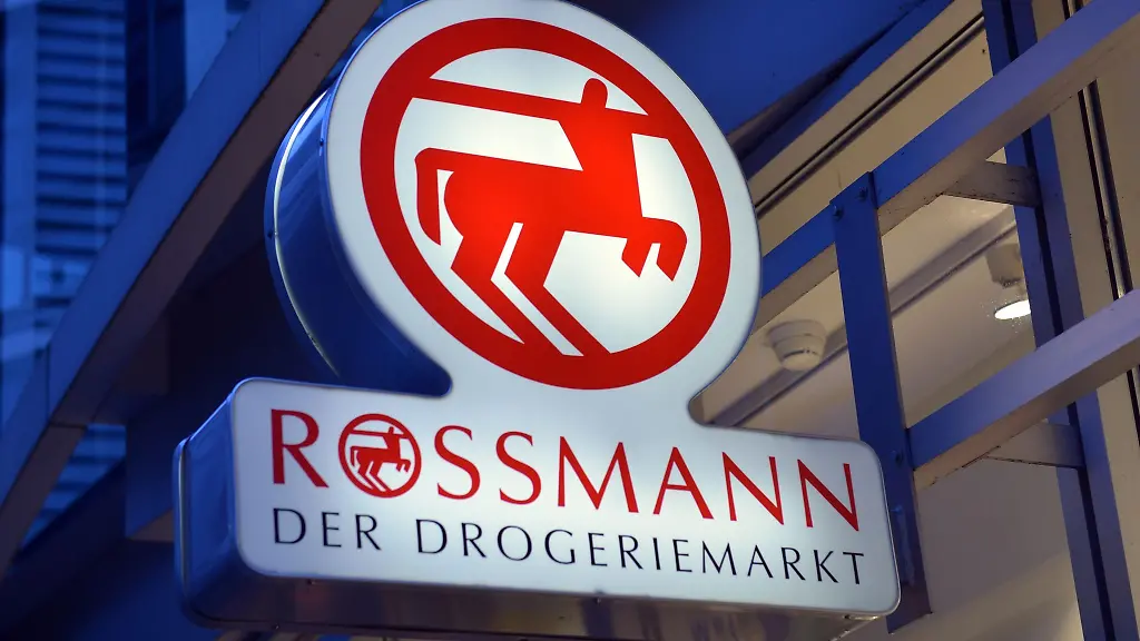 Ein-Schild-mit-der-Aufschrift-Rossmann-Der-Drogeriemarkt