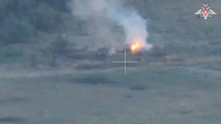 Das Bild soll einen Militärschlag der russischen Armee gegen ein ukrainisches Munitionsdepot in der Grenzregion von Kursk zeigen.