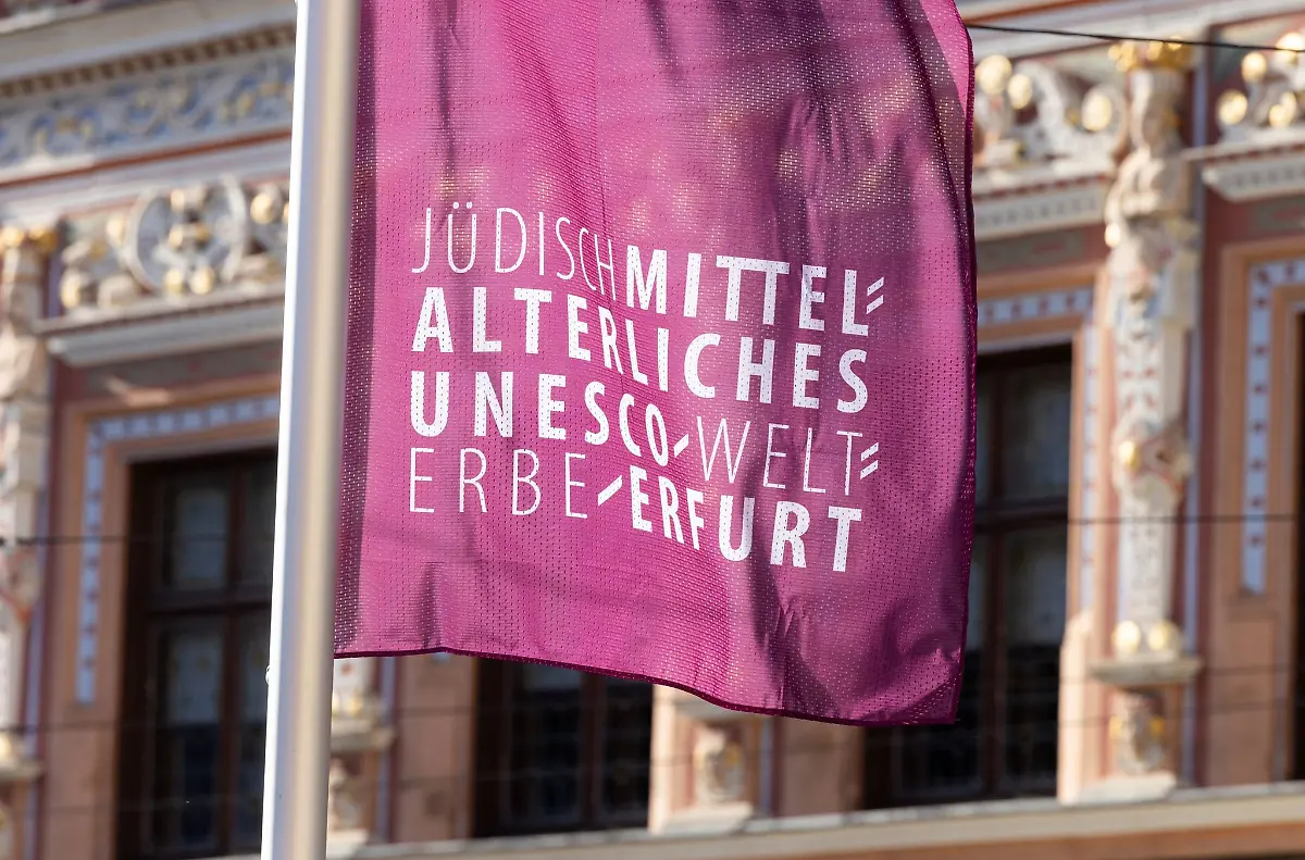 Eine-Fahne-vor-dem-Rathaus-zeugt-von-der-Aufnahme-in-die-Liste-des-Unesco-Weltkulturerbes