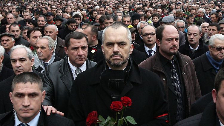 Hunderte gedenken der drei erschossenen Demonstranten. (in der Mitte: Edi Rama, Chef der Opposition)