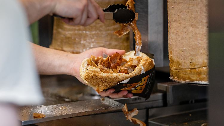 Der Spieß muss sich um die eigene Achse drehen, sonst ist es laut einer Definition kein Döner.